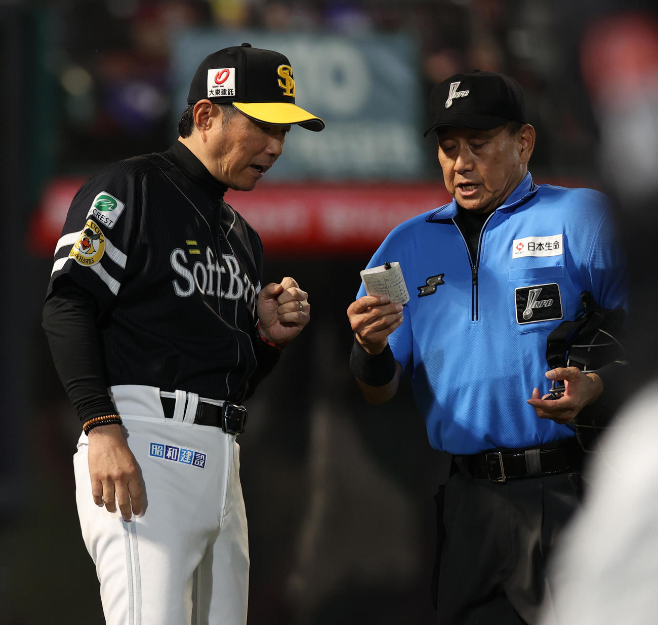楽天対ソフトバンク　7回を終え選手交代を告げるソフトバンク小久保監督（撮影・水谷安孝）