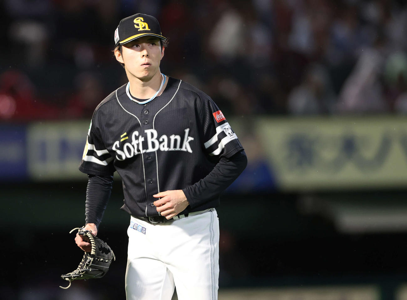 楽天対ソフトバンク　ソフトバンクの3番手として登板し2回を無失点に抑えベンチに引き揚げる川口（撮影・水谷安孝）
