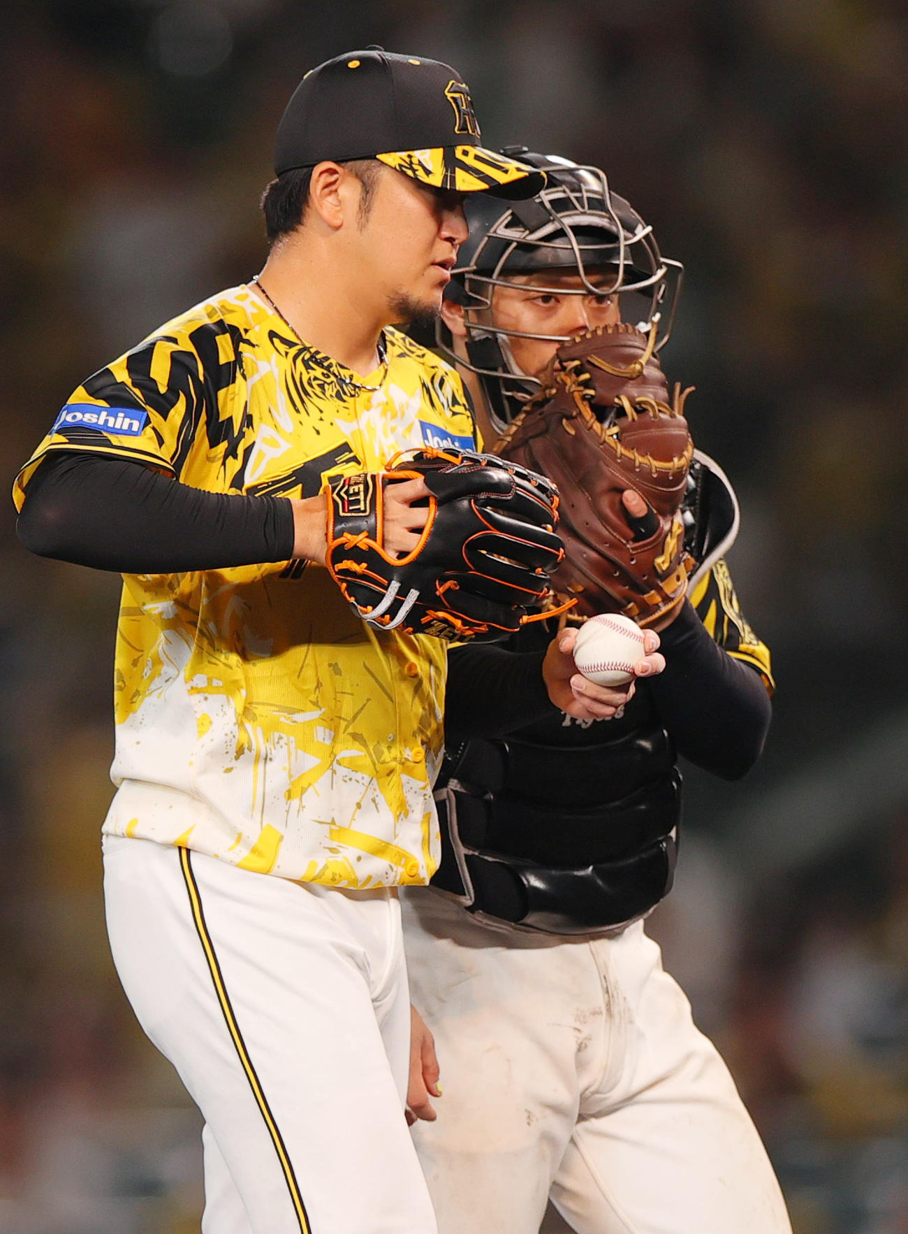 阪神対ヤクルト　7回表に登板する岩貞（左）と話し合う捕手坂本（撮影・上山淳一）