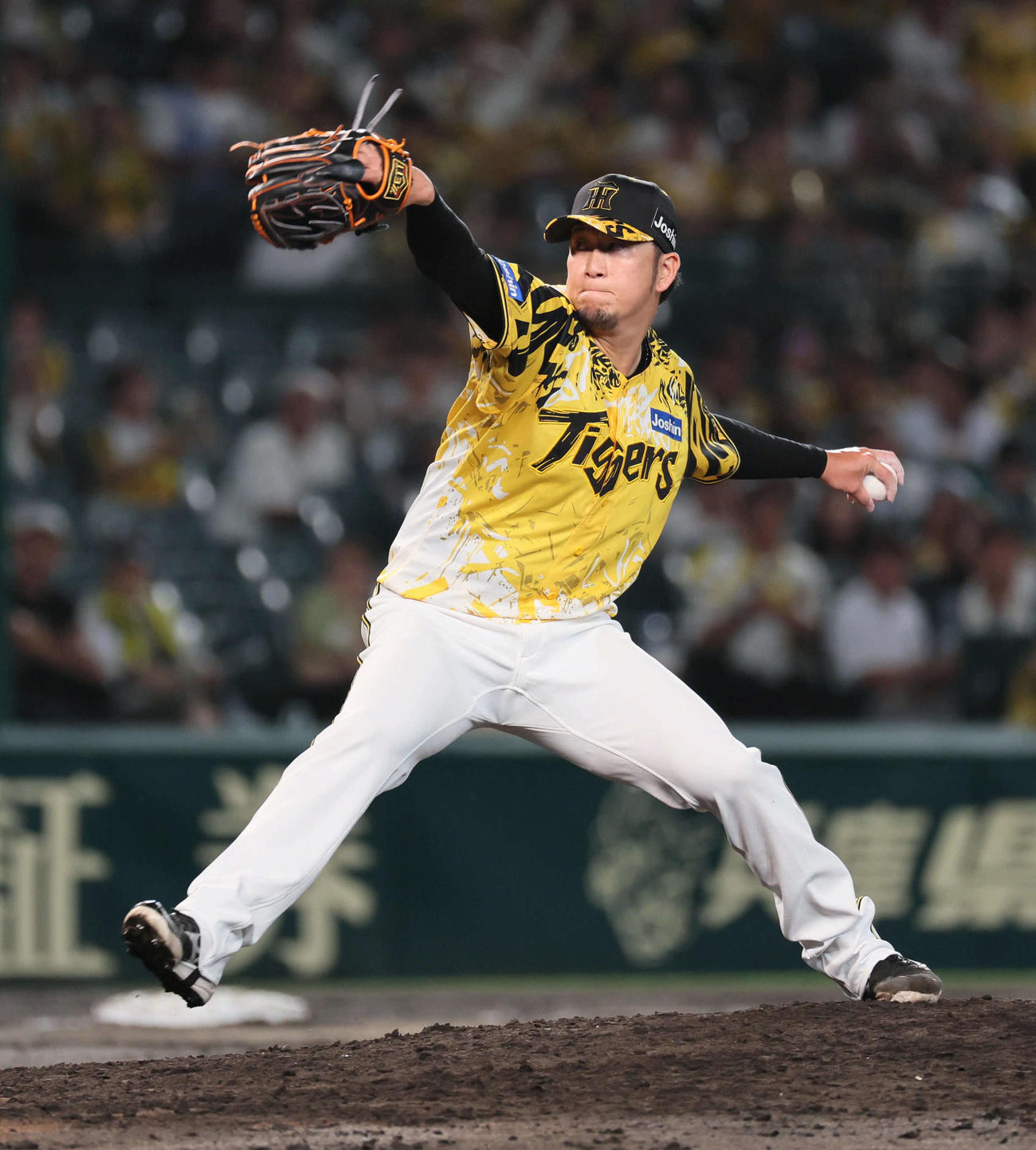阪神対ヤクルト　阪神4番手の岩貞（撮影・宮崎幸一)