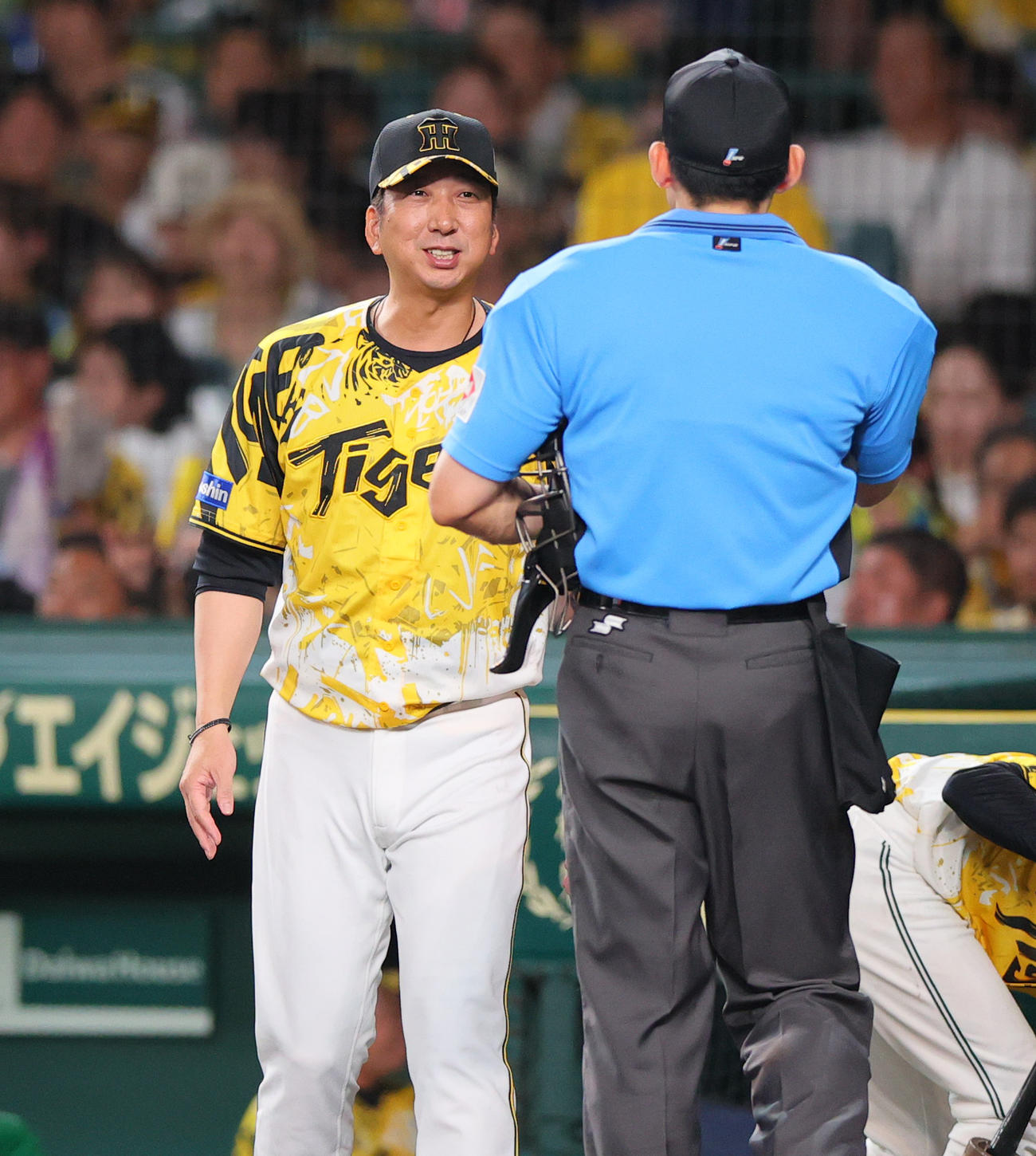 阪神対ヤクルト　4回を終え、阪神藤川監督は球審に交代を告げる（撮影・上山淳一）