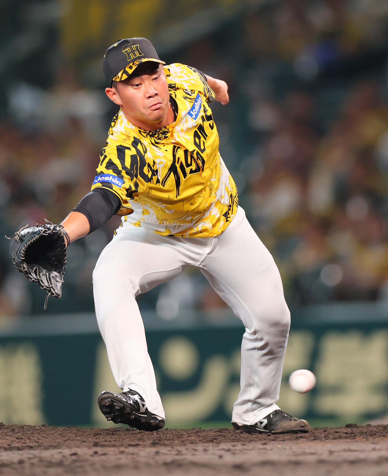 阪神対ヤクルト　9回表ヤクルト2死、桐敷は武岡の打球にグラブを出すが中前打となる（撮影・上山淳一）