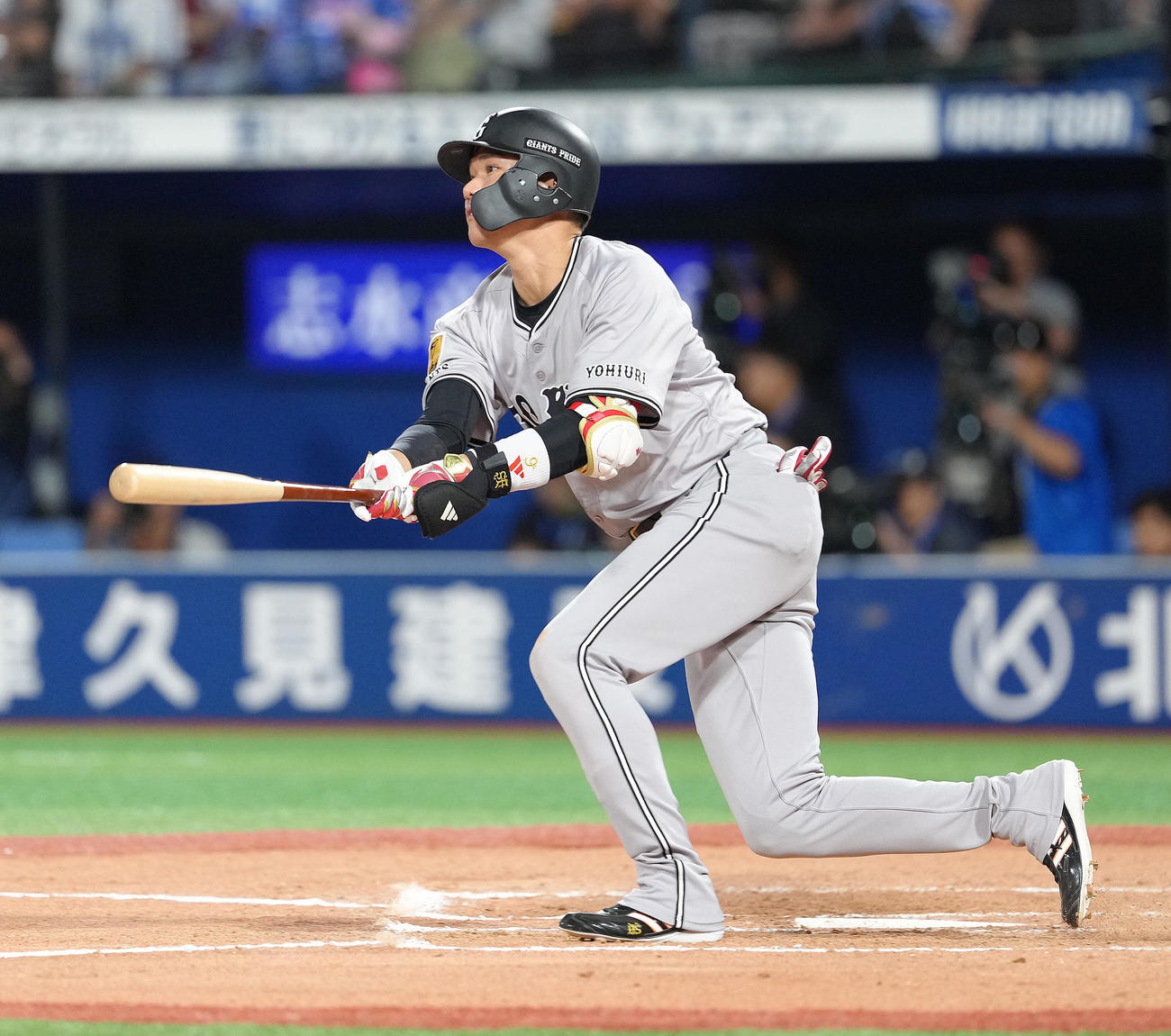 DeNA対巨人　11回表巨人無死、坂本は勝ち越し本塁打を放つ（撮影・足立雅史）