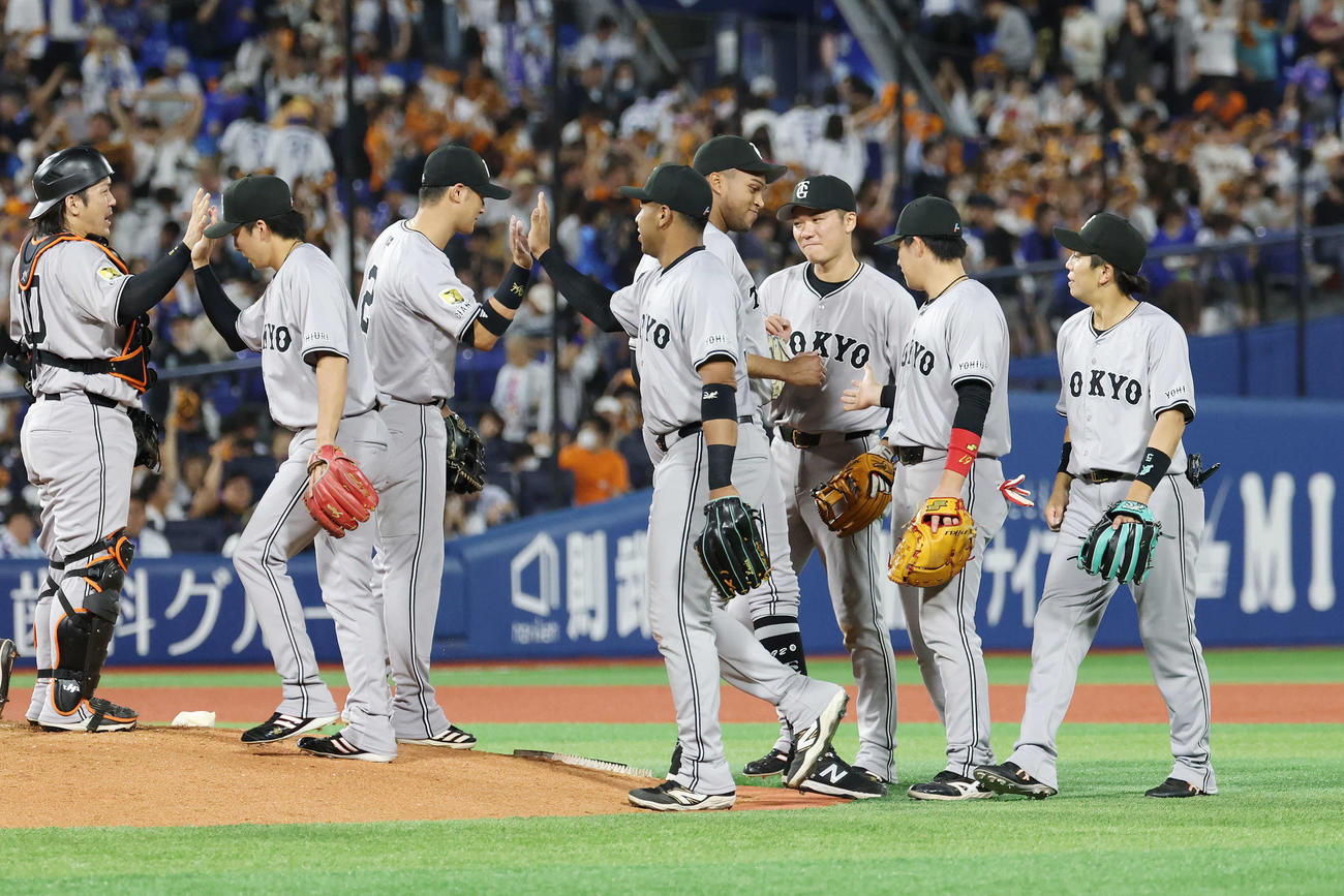 DeNA対巨人　勝利のタッチを笑顔で交わす巨人マルティネス（中央）と坂本（同右）ら（撮影・宮地輝）