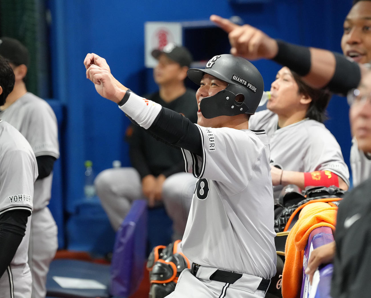DeNA対巨人　11回表巨人無死、坂本は勝ち越し本塁打のリプレー検証の映像を確認し、あらためて喜ぶ（撮影・足立雅史）