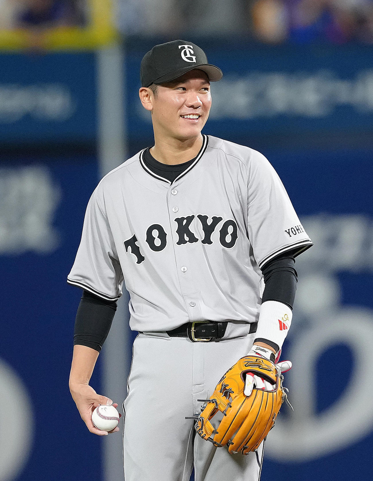 DeNA対巨人　11回裏DeNA2死、牧の飛球を捕球し、勝利し笑顔を見せる三塁手坂本（撮影・足立雅史）