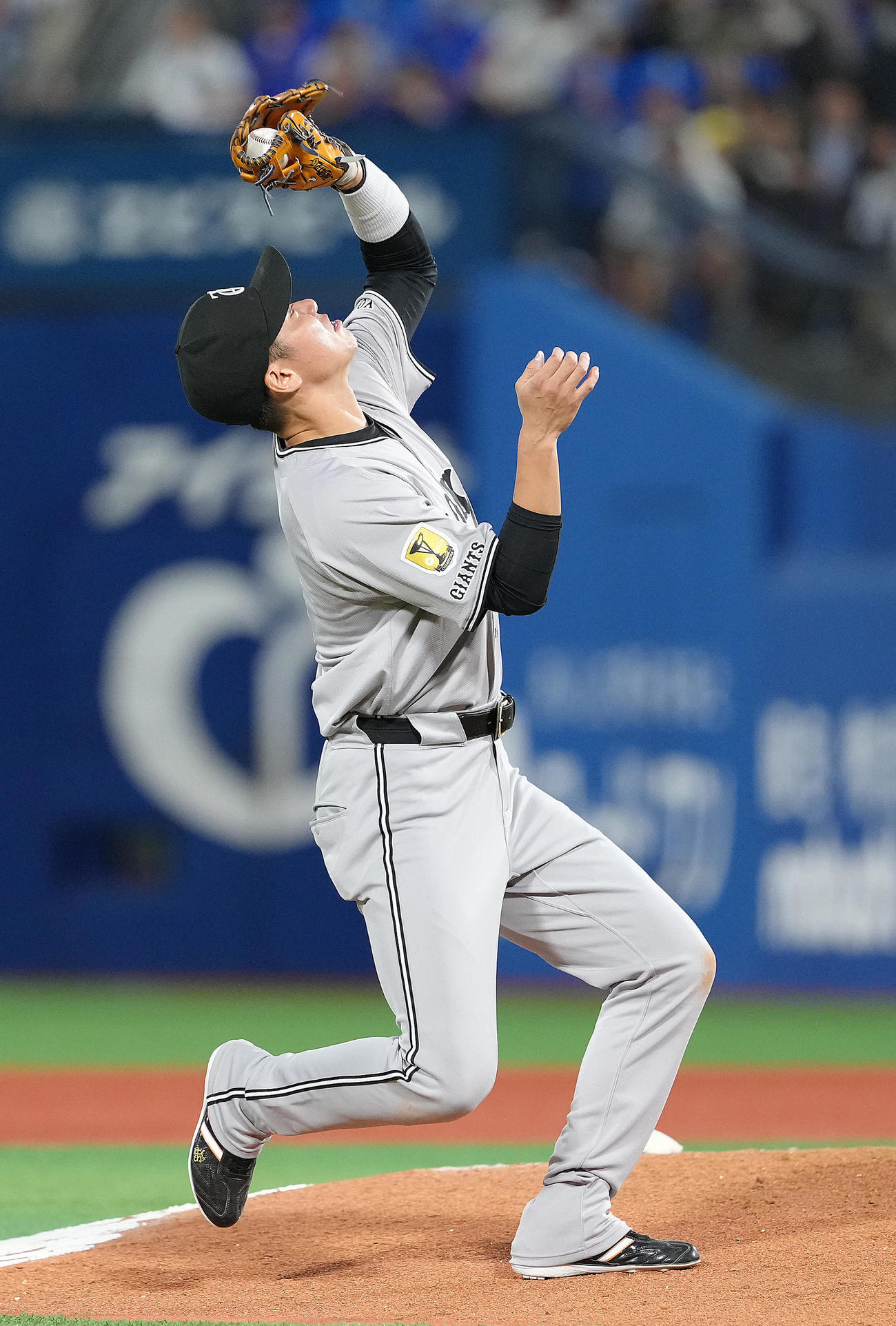 DeNA対巨人　11回裏DeNA2死、牧の飛球を捕球し、勝利した三塁手坂本（撮影・足立雅史）