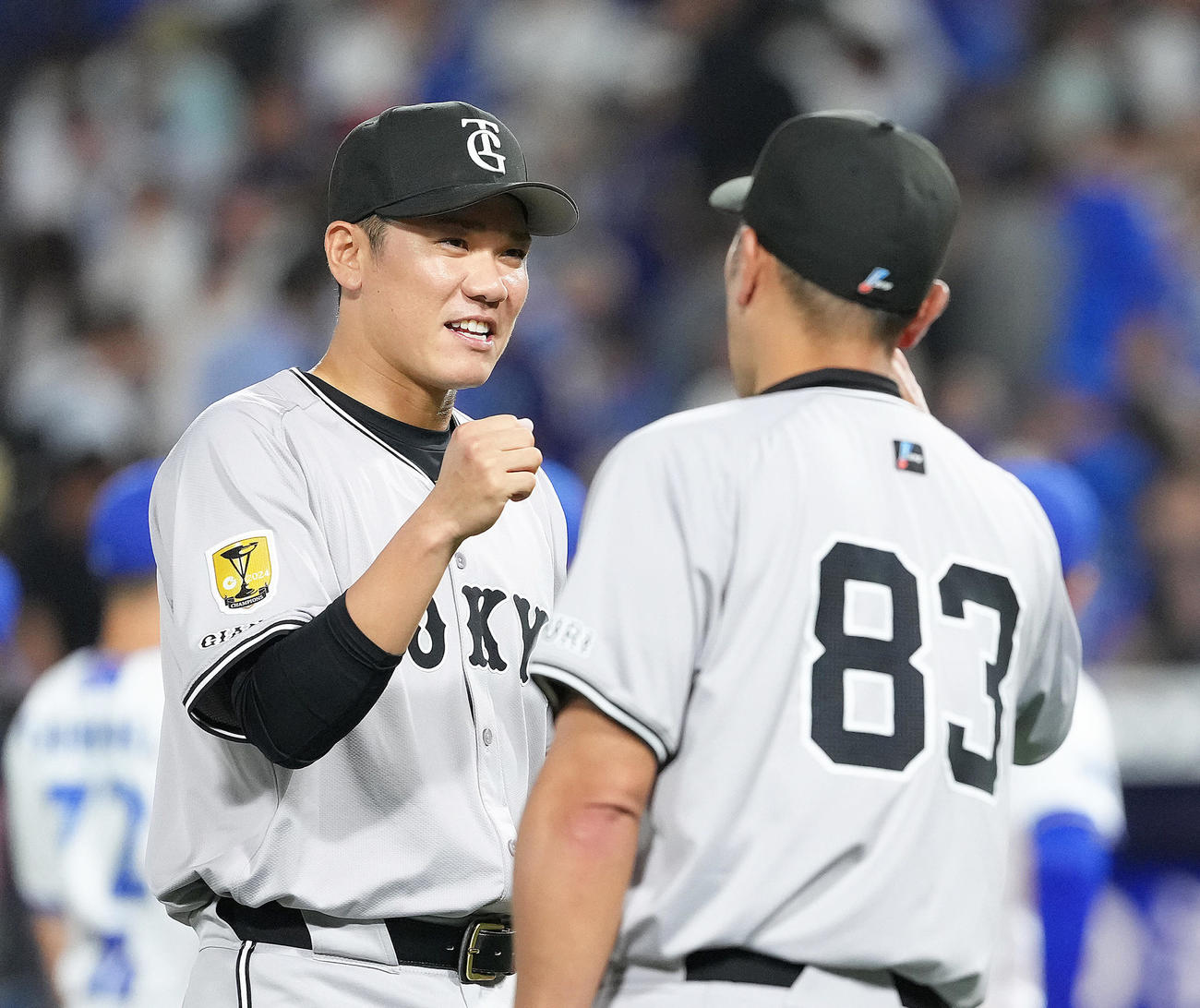 DeNA対巨人　DeNAに勝利し、巨人阿部監督（右）と笑顔でタッチを交わす巨人坂本（撮影・足立雅史）