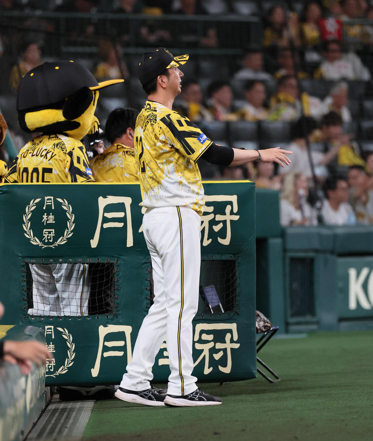 阪神対ヤクルト　9回裏阪神2死一塁、藤川監督は佐藤輝の三直の判定にリクエストを要求するも受け付けられず（撮影・宮崎幸一)