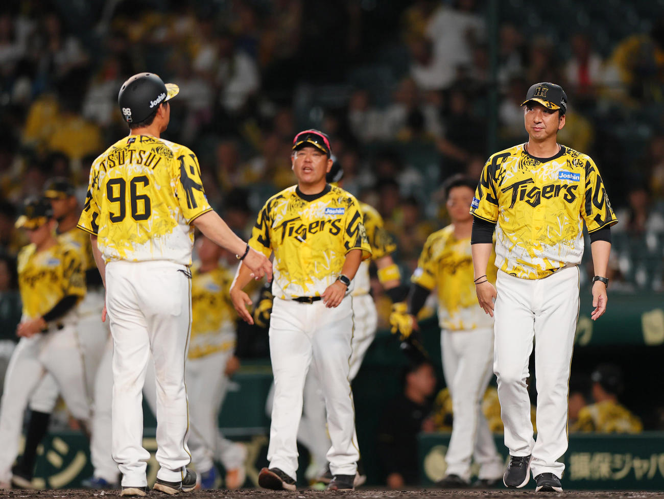 阪神対ヤクルト　ヤクルトに敗れファンへのあいさつに向かう藤川監督（右）（撮影・上山淳一）