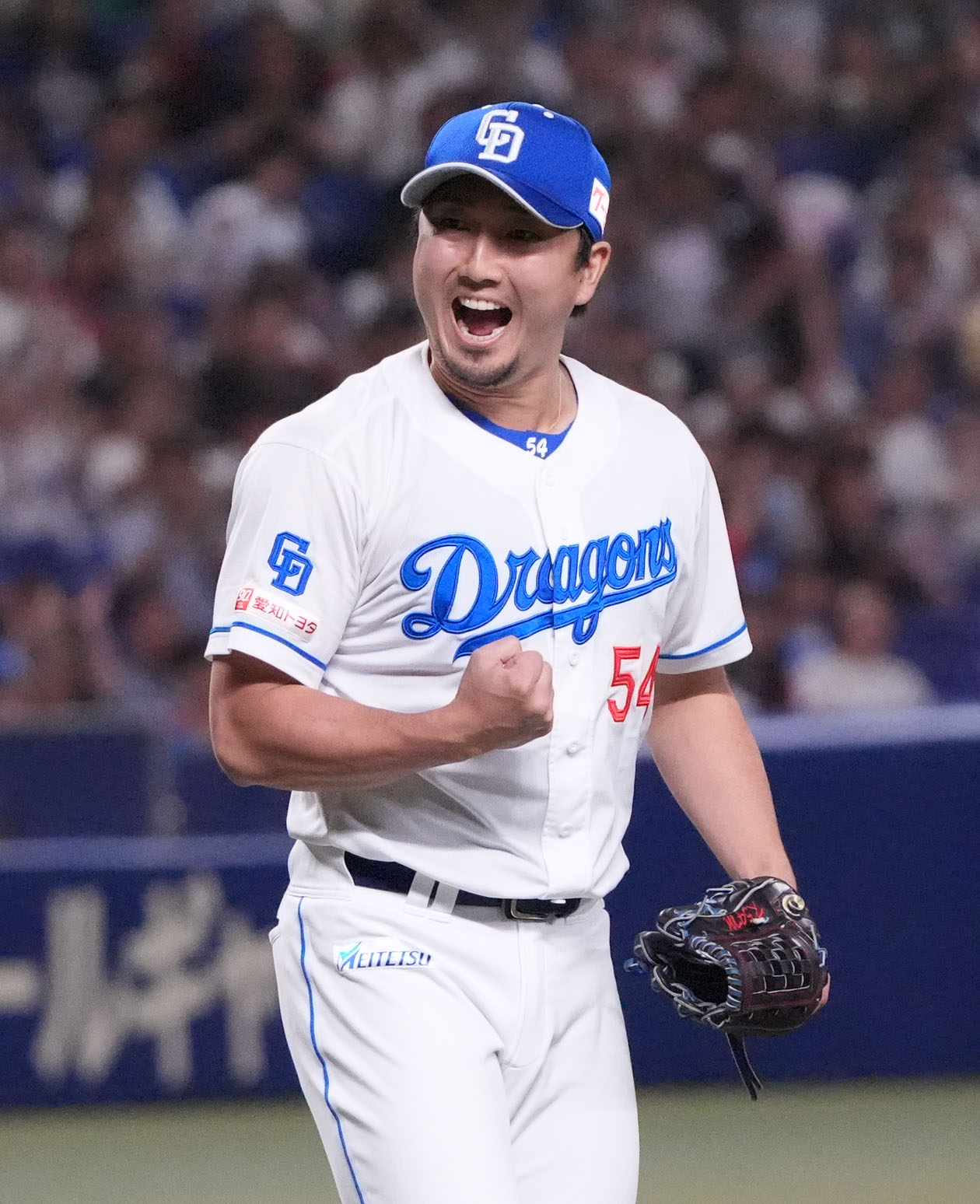 中日対広島　試合終了、好リリーフでセーブを挙げガッツポーズをする中日藤嶋（撮影・森本幸一）