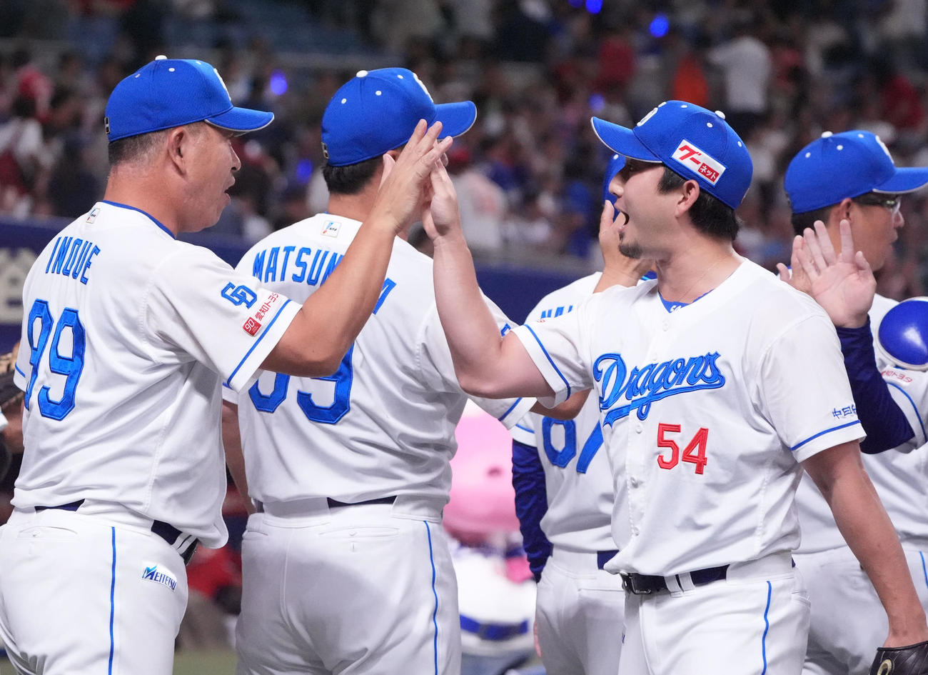 中日対広島　試合終了、藤嶋（右）は井上監督とタッチを交わす（撮影・森本幸一）
