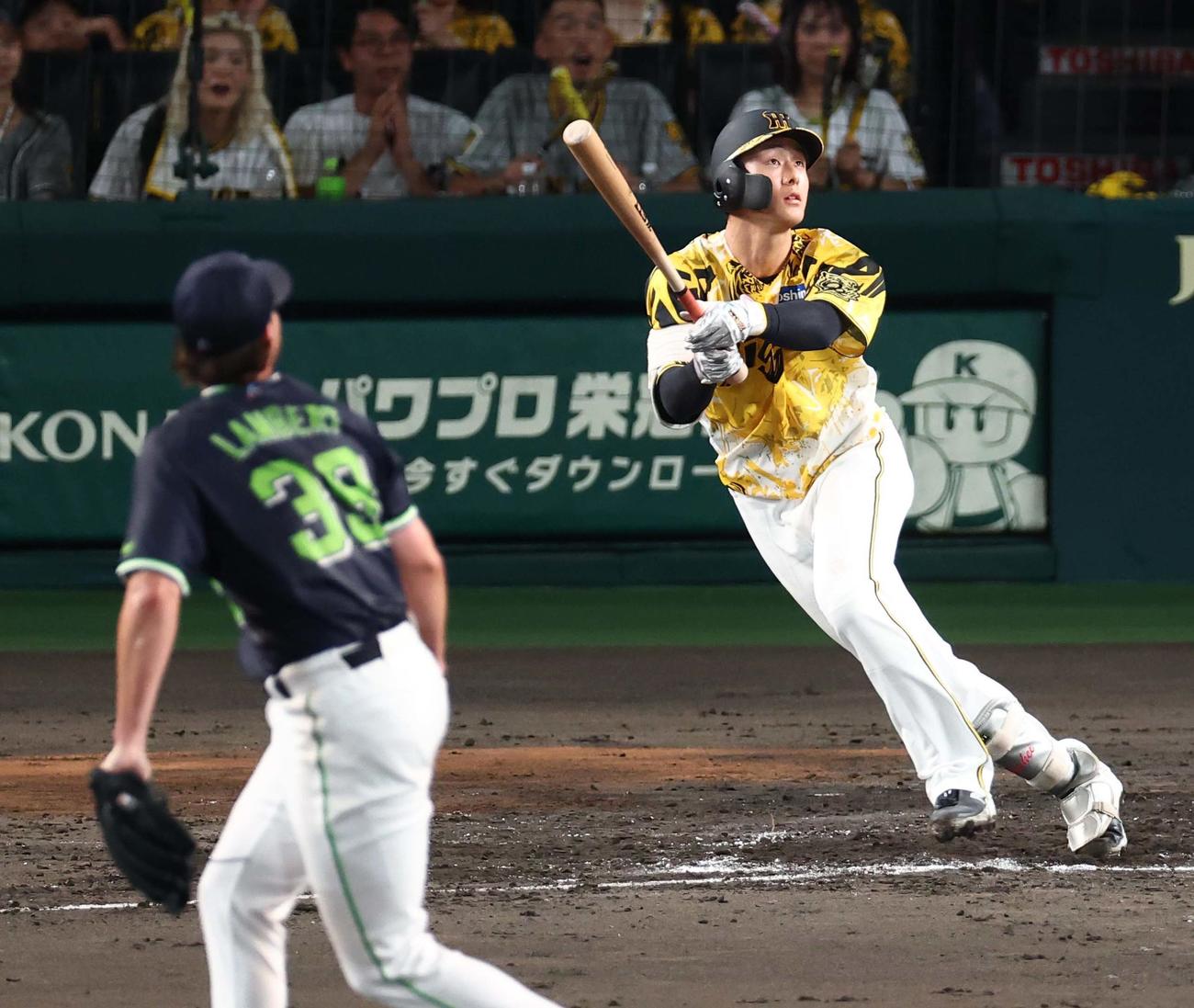 阪神対ヤクルト　4回裏阪神無死満塁、小幡は左前適時打を放つ（撮影・上田博志）