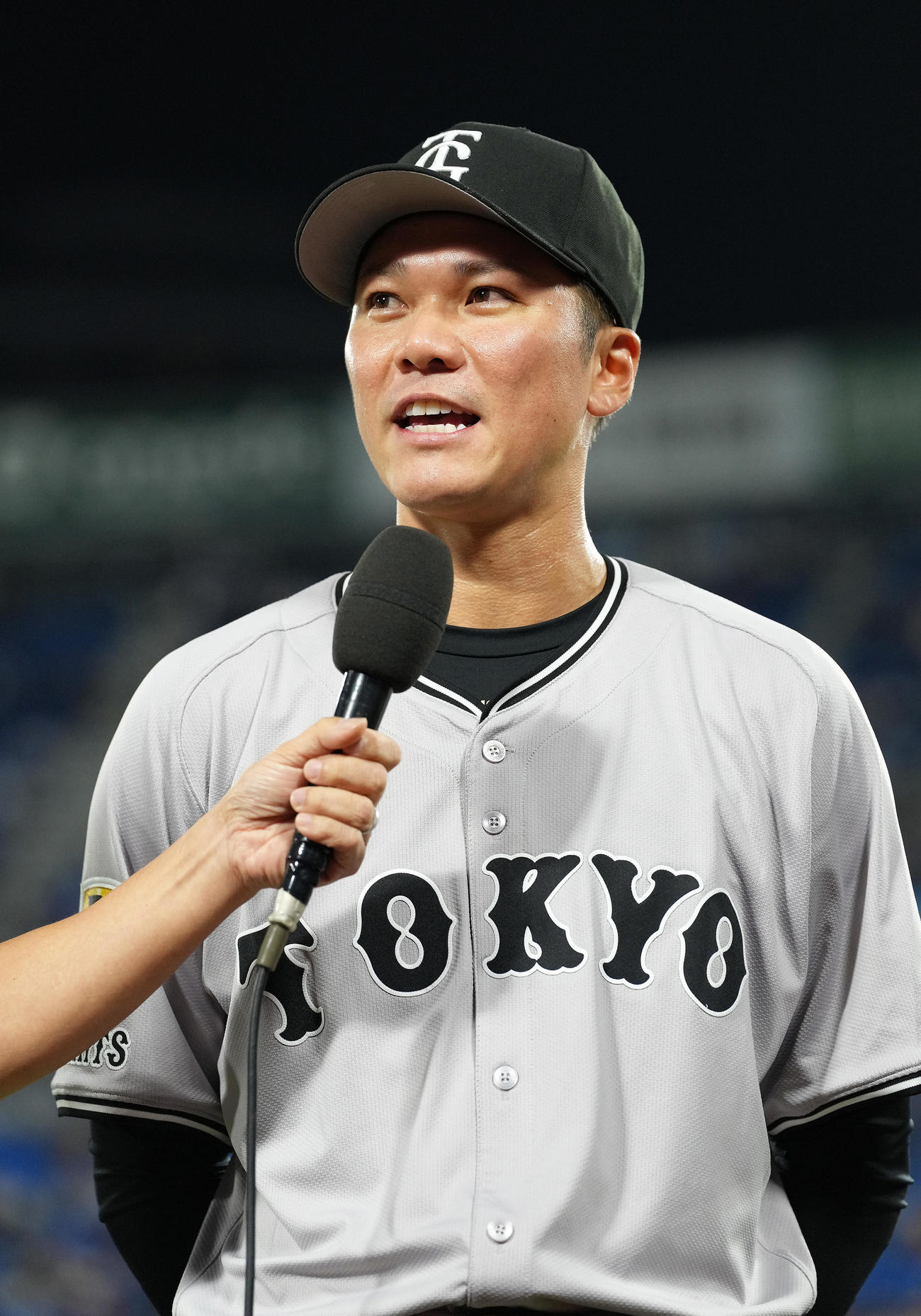 DeNA対巨人　ヒーローインタビューで笑顔を見せる巨人坂本（撮影・足立雅史）