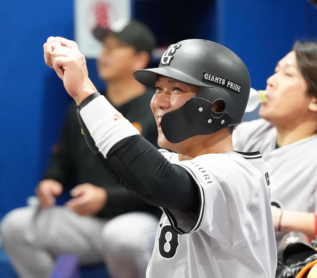 DeNA対巨人　11回表巨人無死、坂本は勝ち越し本塁打のリプレー検証の映像を確認し、あらためて喜ぶ（撮影・足立雅史）