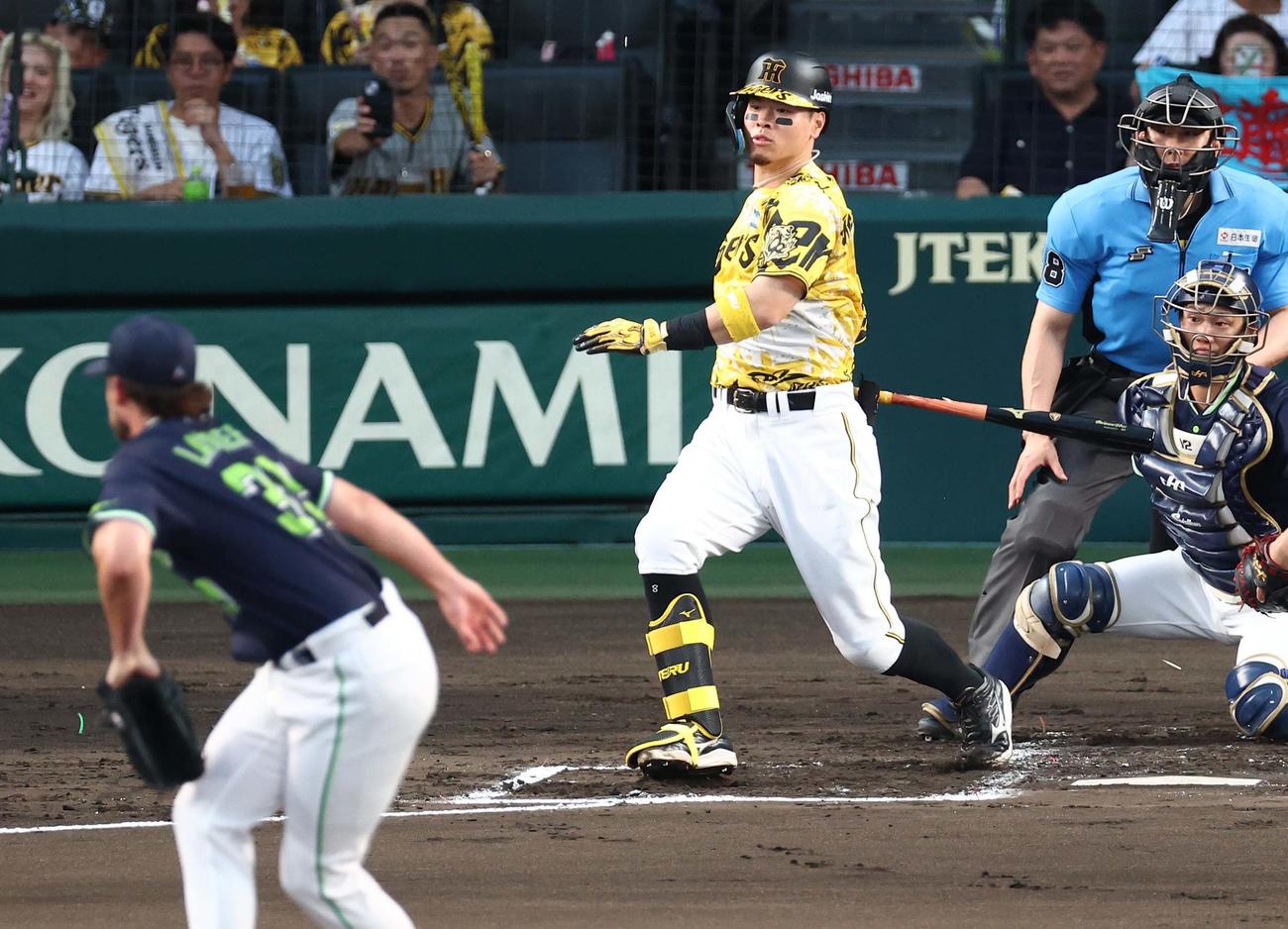 阪神対ヤクルト　1回裏阪神2死二塁、佐藤輝は二ゴロに倒れる（撮影・上田博志）