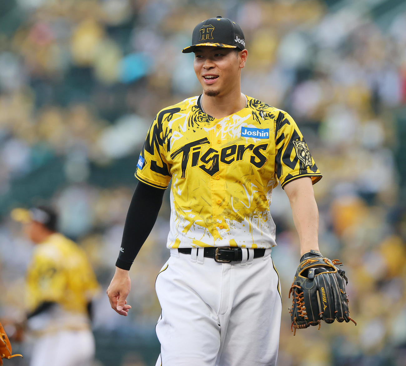 阪神対ヤクルト　ウル虎の夏ユニホームを着用する佐藤輝（撮影・上山淳一）