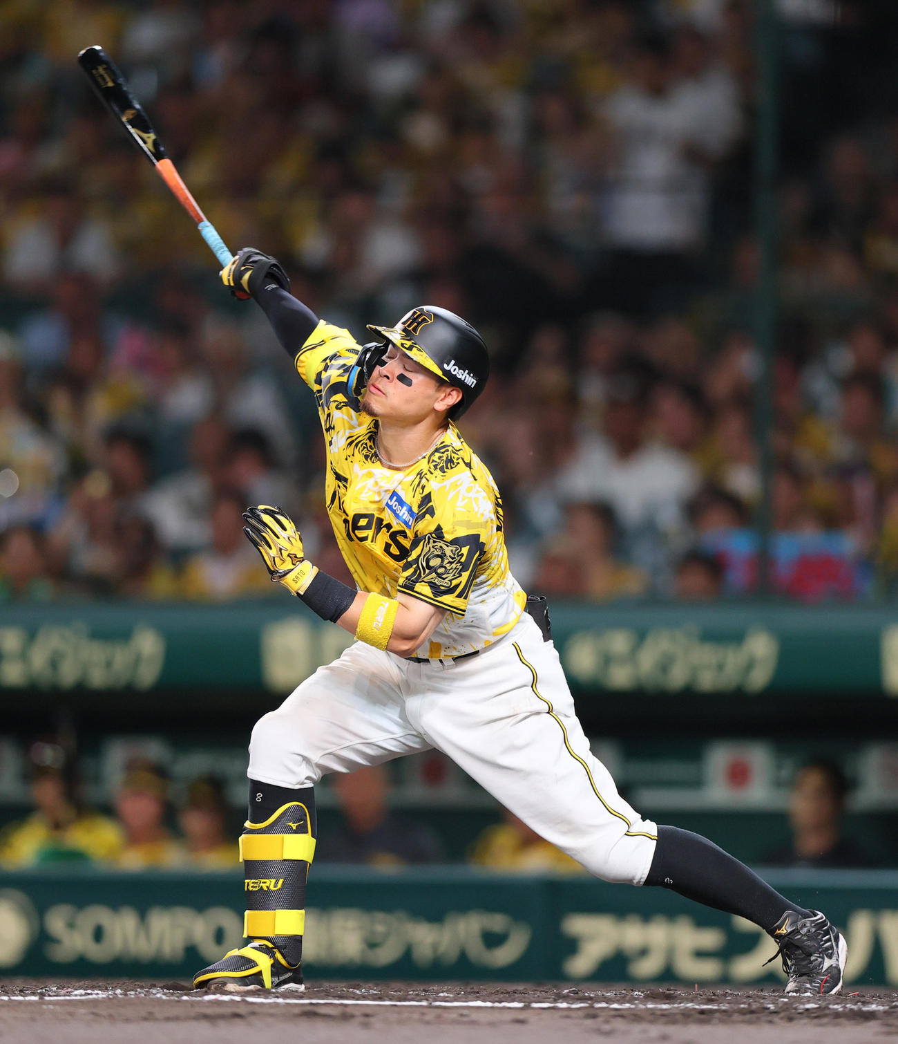 阪神対ヤクルト　7回裏阪神1死、佐藤輝は空振り三振に倒れる（撮影・上山淳一）