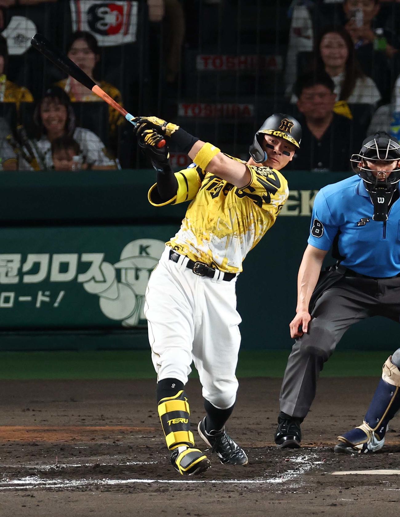 阪神対ヤクルト　4回裏阪神無死一塁、佐藤輝は右前打を放つ（撮影・上田博志）