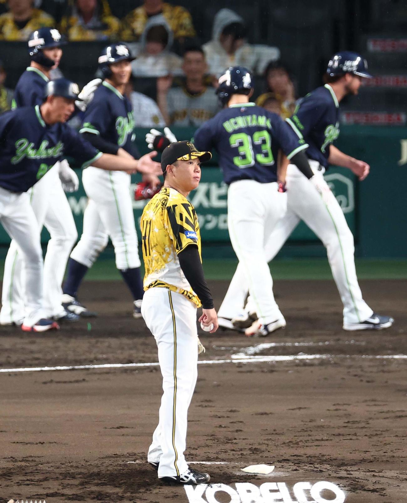 阪神対ヤクルト　2回表ヤクルト2死満塁、村上（中央）は内山に満塁本塁打を浴びる（撮影・上田博志）