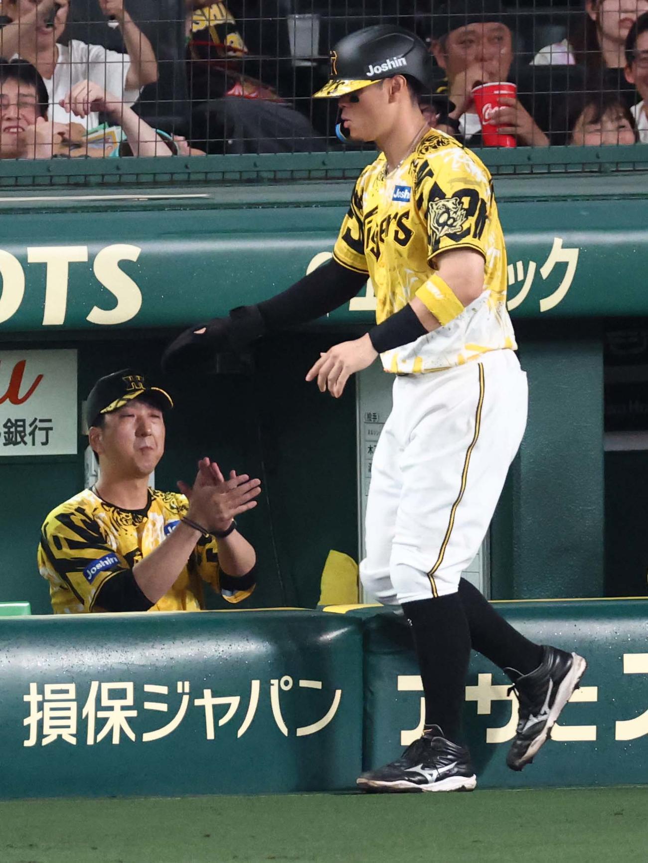 阪神対ヤクルト　4回裏阪神無死満塁、藤川監督（左）は小幡の適時打で生還した佐藤輝に拍手を送る（撮影・上田博志）