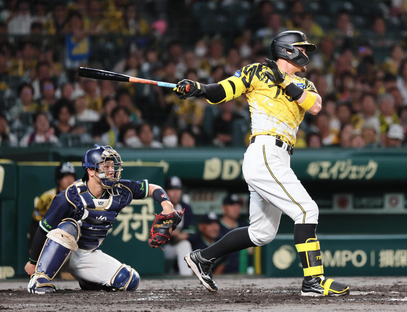 阪神対ヤクルト　4回裏阪神無死一塁、佐藤輝は右前打を放つ（撮影・宮崎幸一)
