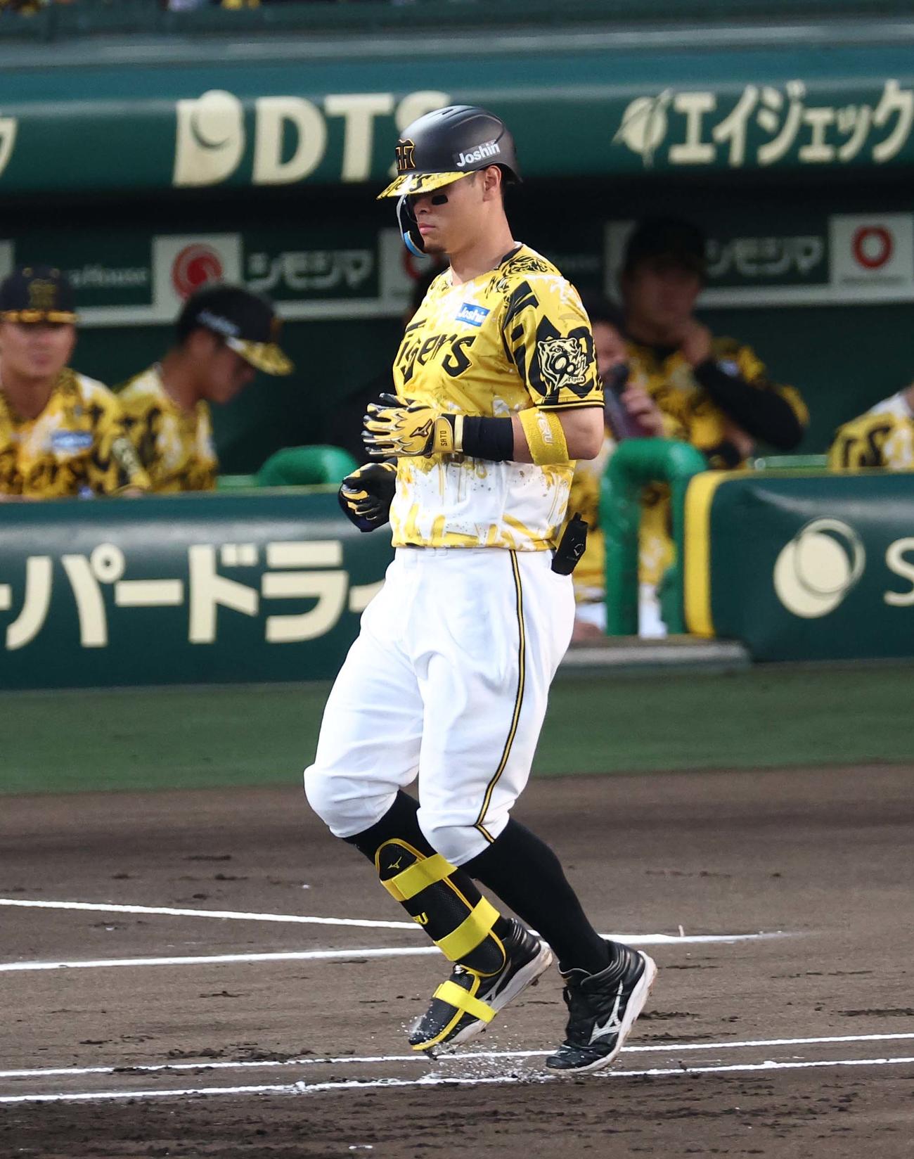 阪神対ヤクルト　1回裏阪神2死二塁、佐藤輝は二ゴロに倒れる（撮影・上田博志）