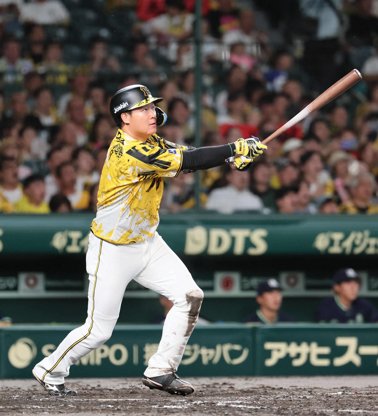 阪神対ヤクルト　5回裏阪神無死満塁、大山は右犠飛を放つ（撮影・宮崎幸一)