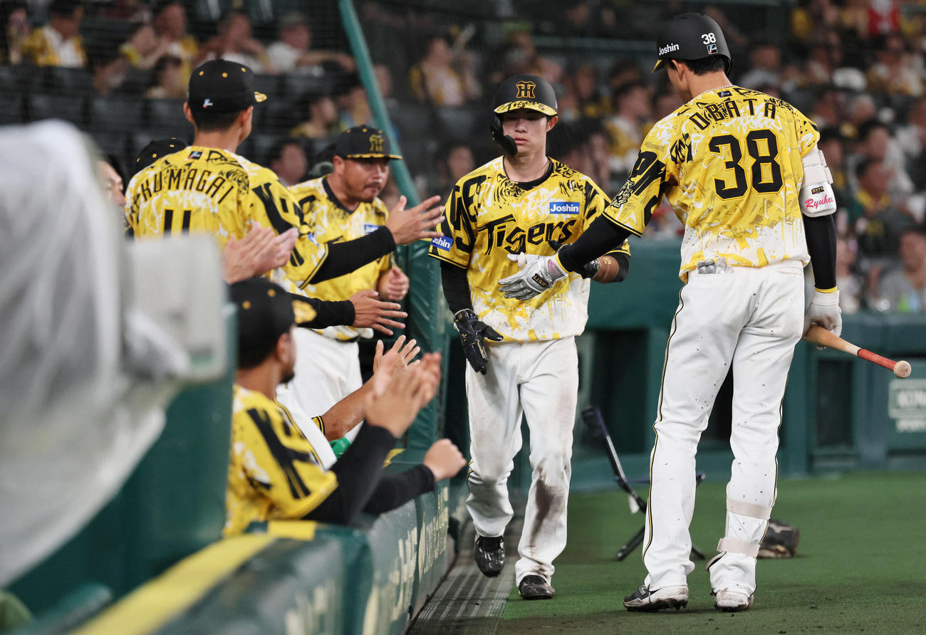 阪神対ヤクルト　5回裏阪神無死満塁、中野は大山の右犠飛で生還する（撮影・宮崎幸一)