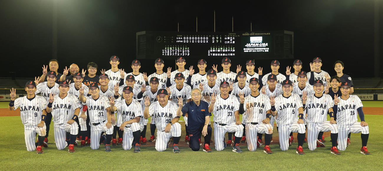 米国対日本　初の3連覇を果たし3ポーズで喜ぶ日本の選手、スタッフ（撮影・野上伸悟）