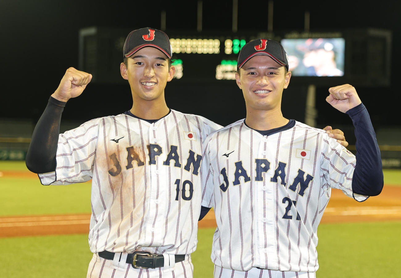 米国対日本　優勝し喜ぶ日本・松下（左）と毛利（撮影・野上伸悟）
