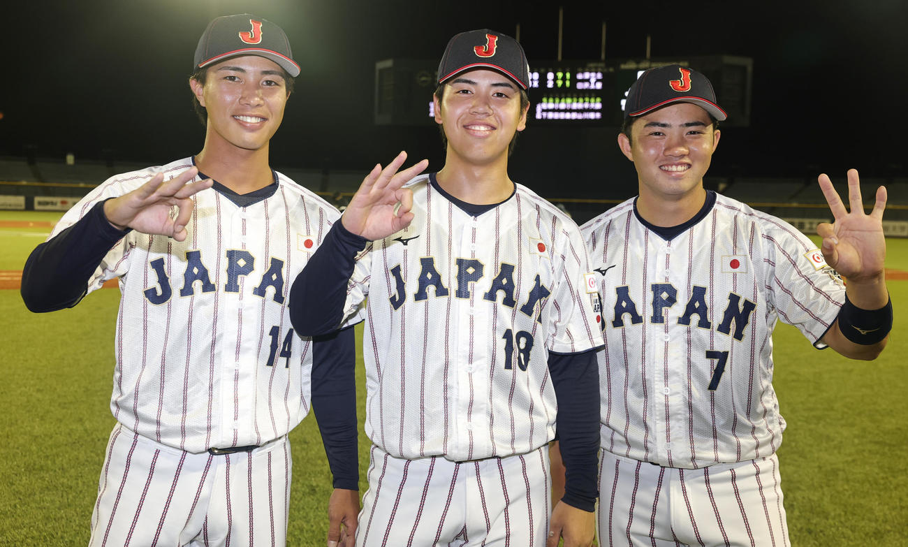 米国対日本　優勝し喜ぶ、左から興南出身の亜大・山城、沖縄出身の早大・宮城、興南出身の山形の、日本の沖縄つながりトリオ（撮影・野上伸悟）