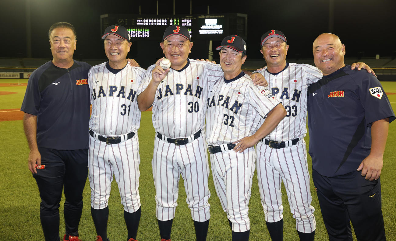 米国対日本　優勝し喜ぶ、左から日本・齊藤アシスタントコーチ、安江コーチ、堀井監督、森本コーチ、鳥山コーチ、安藤アシスタントコーチ（撮影・野上伸悟）