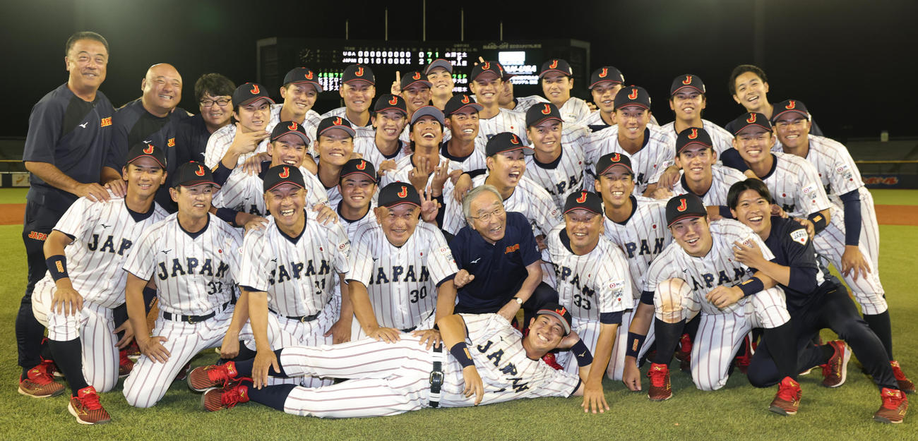 米国対日本　優勝し喜ぶ日本の選手、スタッフ（撮影・野上伸悟）