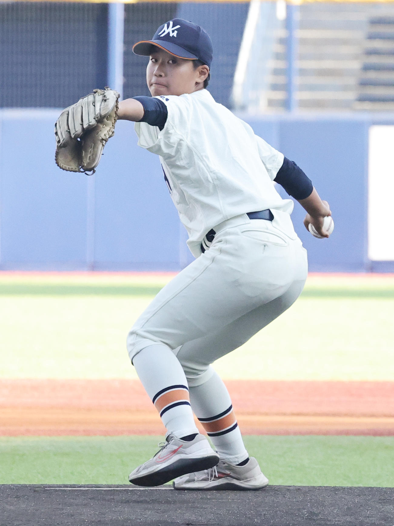 米国対日本　始球式を行う開志学園高女子公式野球部の霜田さん（撮影・野上伸悟）