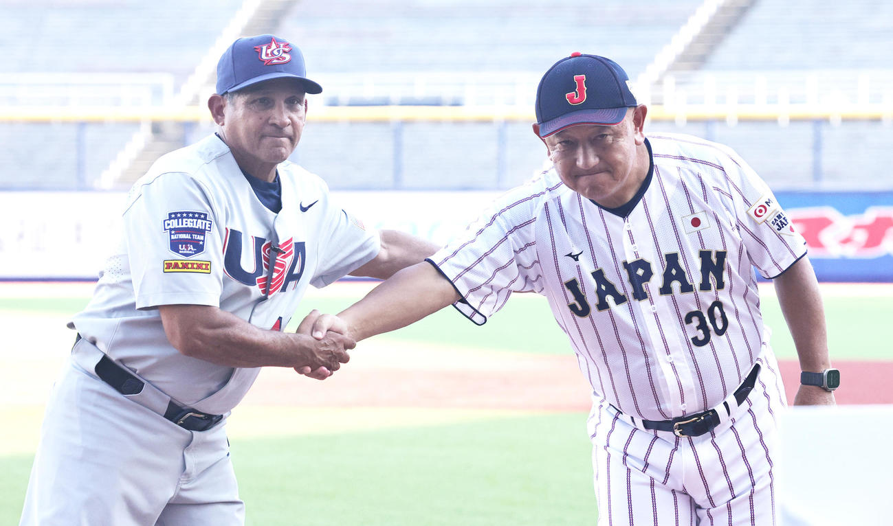 米国対日本　握手を交わす米国のスタンキウィクス監督（左）と日本・堀井監督（撮影・野上伸悟）