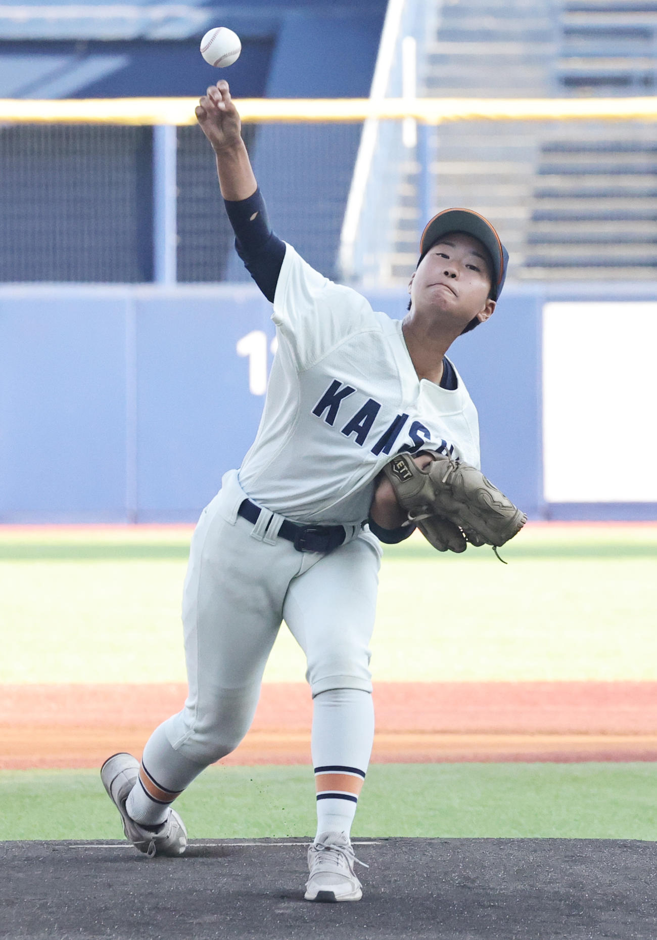 米国対日本　始球式を行う開志学園高女子公式野球部の霜田さん（撮影・野上伸悟）