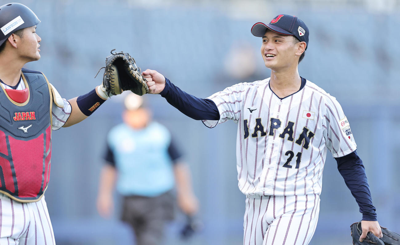 米国対日本　3回を終え渡部（左）とタッチする日本先発の毛利（撮影・野上伸悟）