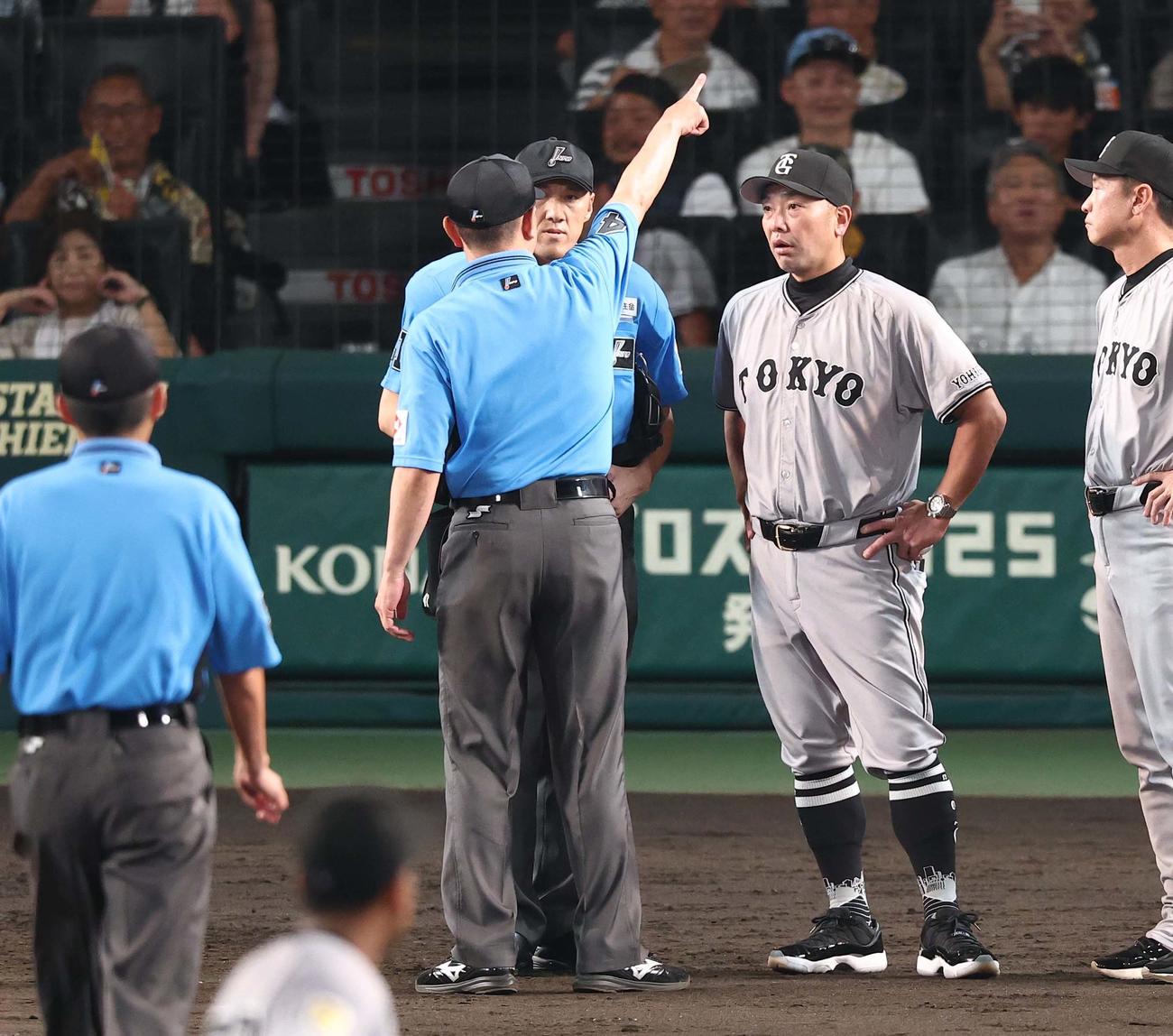 25年7月2日　阪神対巨人　8回、リクエスト判定に抗議した阿部監督は退場となる（撮影・上田博志）