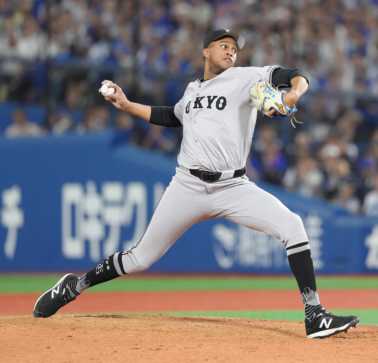 DeNA対巨人　11回から登板した巨人マルティネス（撮影・足立雅史）