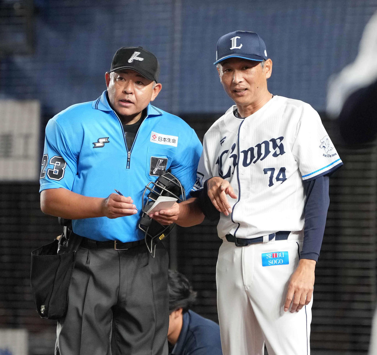 ロッテ対西武　選手交代を告げる西武西口文也監督（撮影・小沢裕）
