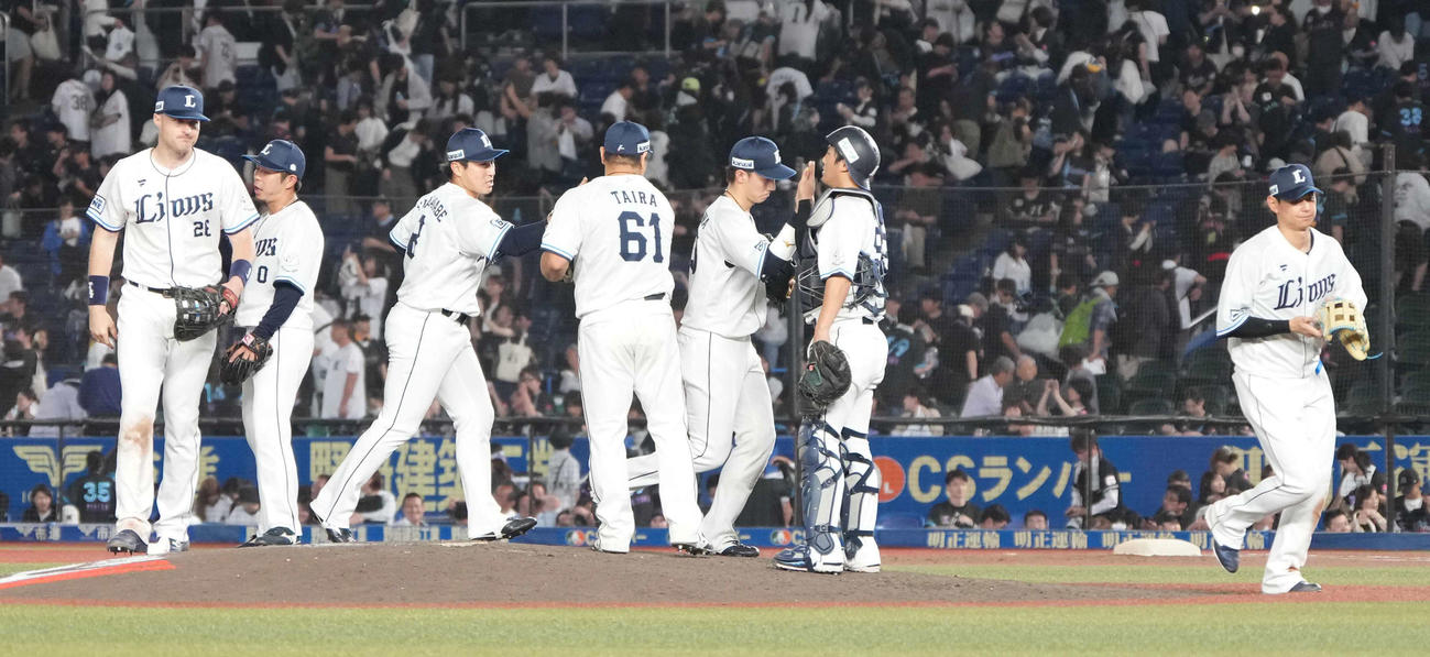 ロッテ対西武　引き分けに終わりマウンドで健闘を称え合う西武ナイン（撮影・小沢裕）