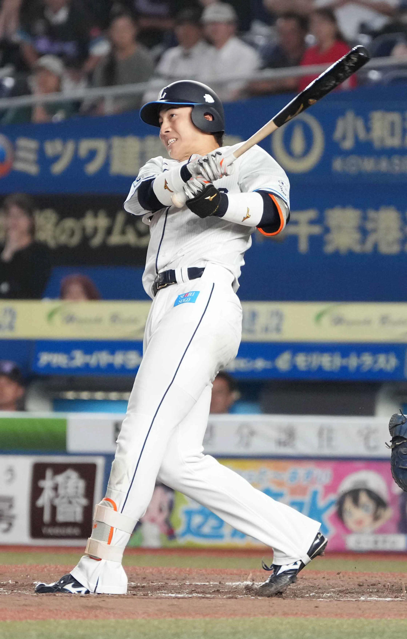 ロッテ対西武　8回表西武1死一、三塁、長谷川は同点の左犠飛を放つ（撮影・小沢裕）