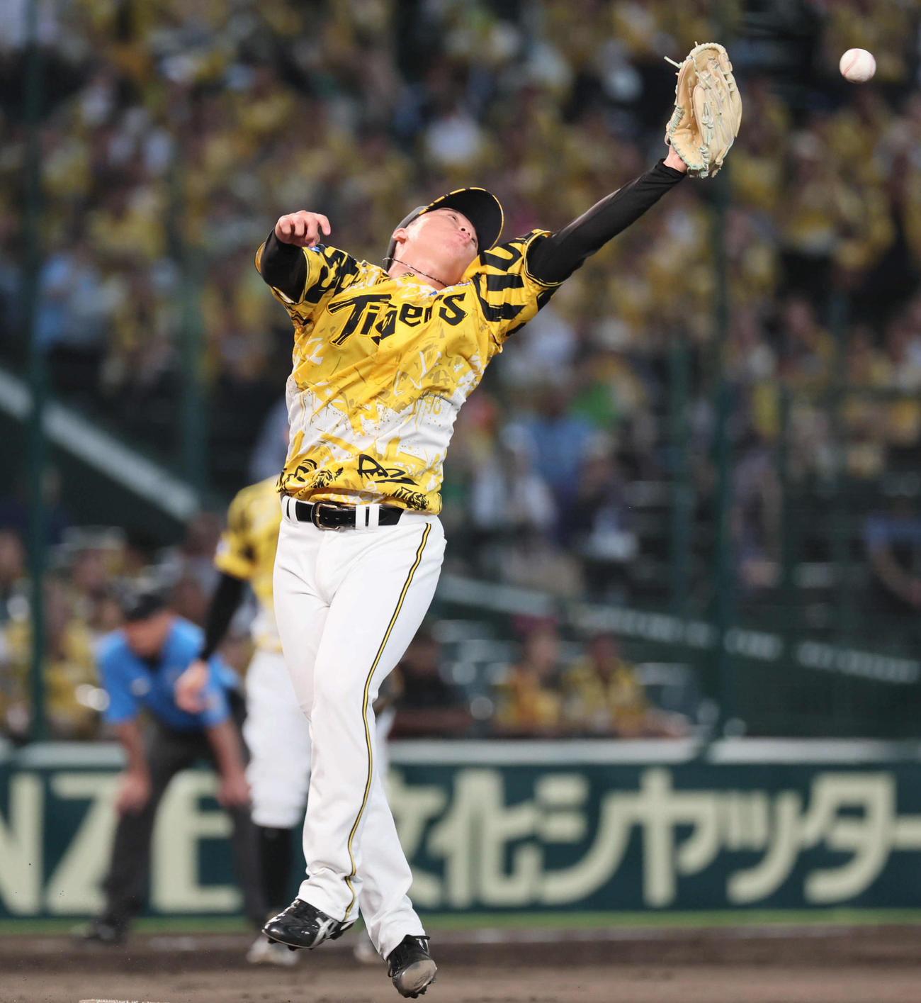 阪神対ヤクルト　2回表ヤクルト2死一、三塁、村上はランバートの打球を捕れず先制を許す（撮影・宮崎幸一)