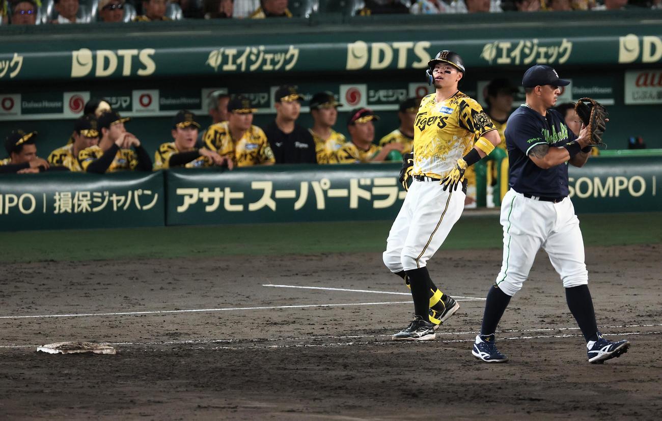 阪神対ヤクルト　9回裏阪神2死一塁、佐藤輝は三直に倒れゲームセット（撮影・上田博志）