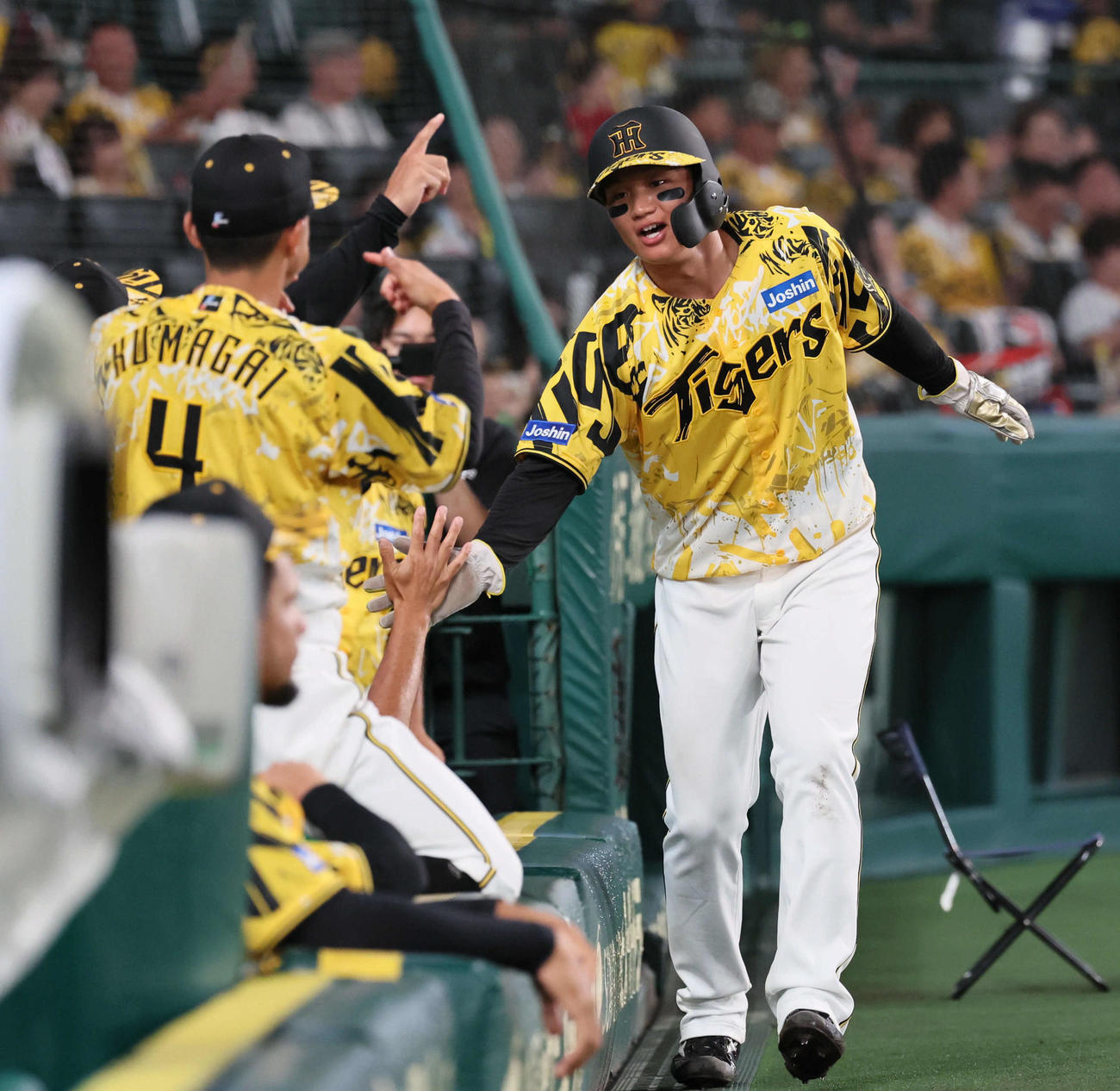 阪神対ヤクルト　4回裏阪神無死一、三塁、森下は大山の中前適時打で生還する（撮影・宮崎幸一)