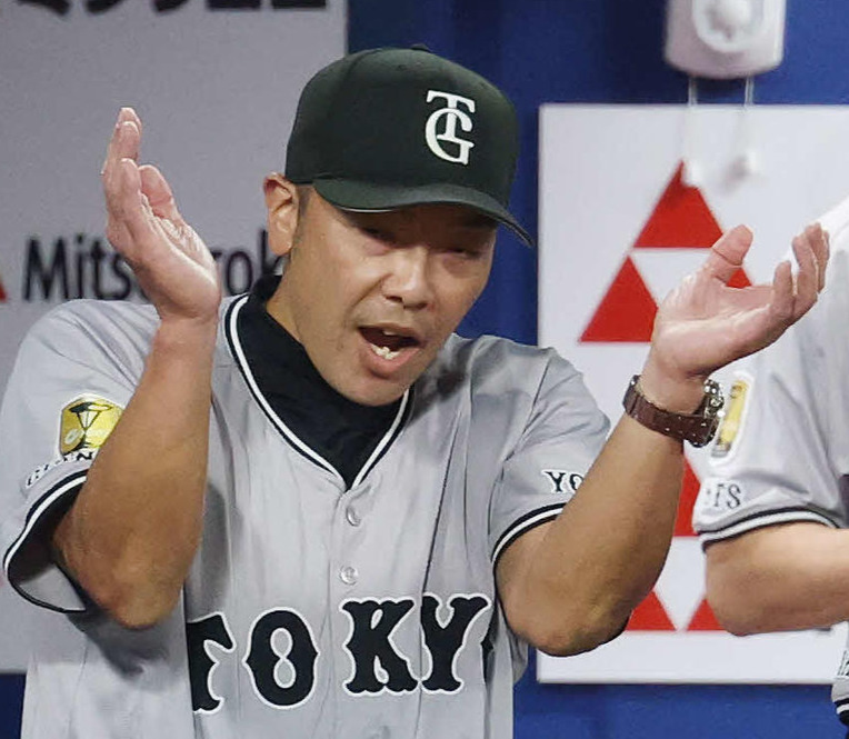 DeNA対巨人　勝利し手をたたく巨人阿部監督（中央）（2025年7月11日撮影）
