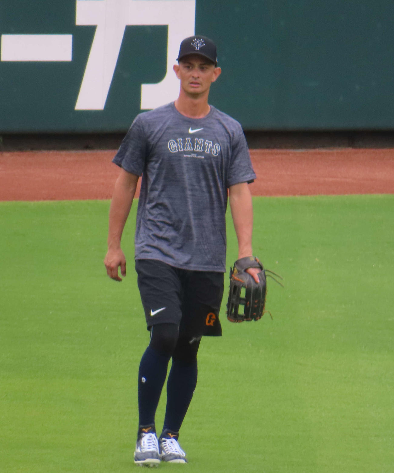 2軍の試合前練習に参加する元DeNA乙坂（撮影・水谷京裕）