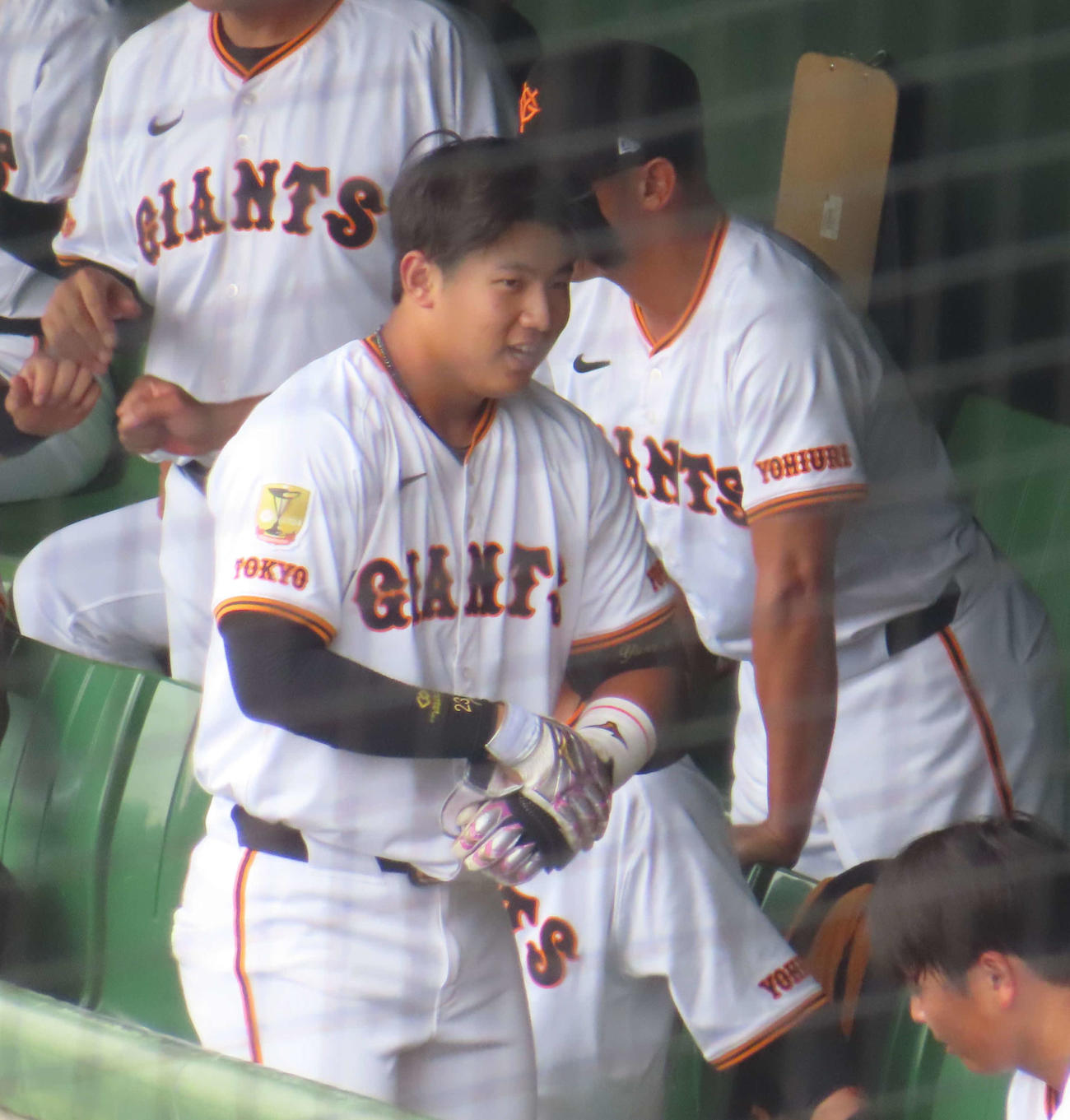 2回裏2死二塁、左翼への2点本塁打を放ちベンチに戻った巨人石塚（撮影・水谷京裕）