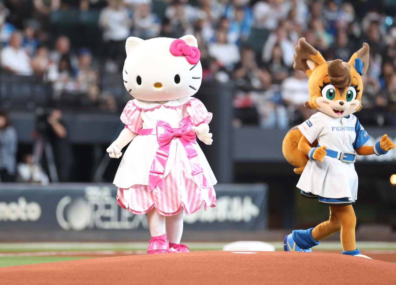日本ハム対オリックス　ファーストピッチセレモニーに登場のハローキティ（撮影・黒川智章）